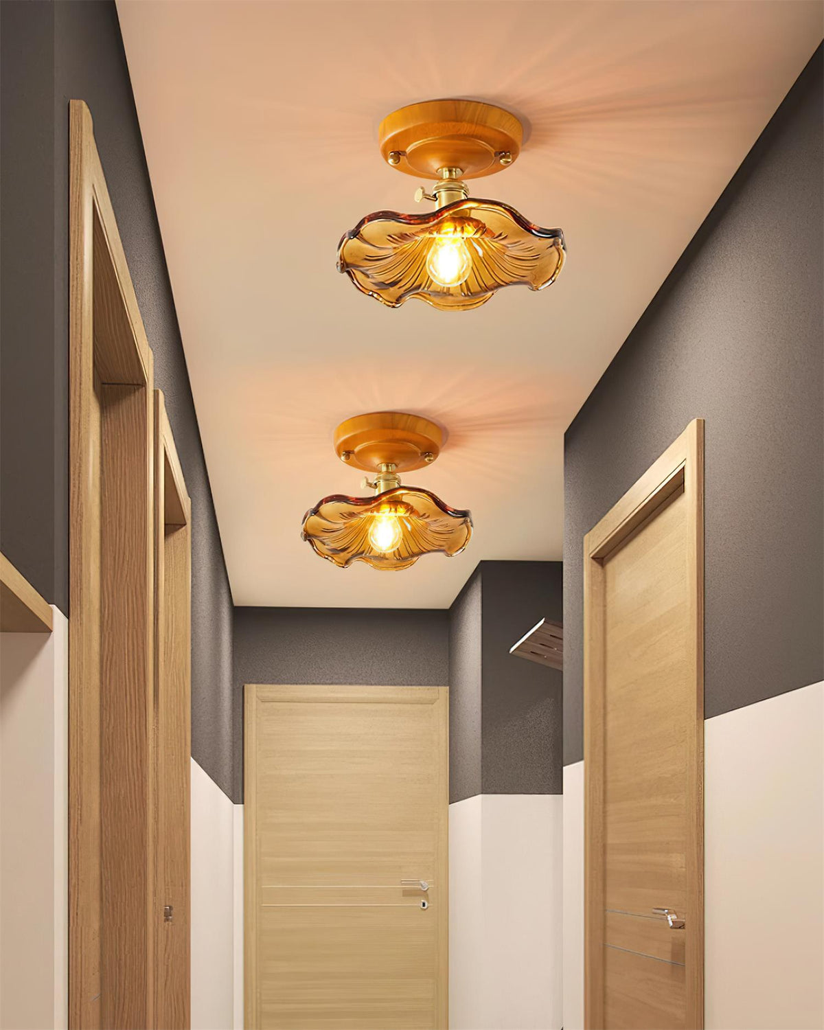 Lampada da soffitto con rosone in legno e paralume in vetro e ottone, stile vintage floreale country