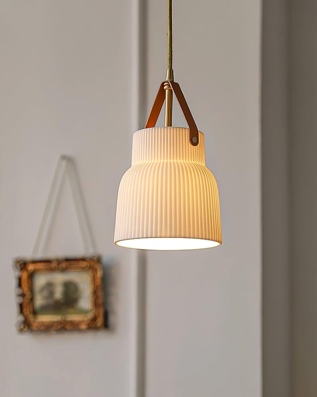 Lampada a sospensione in ceramica con paralume striato, cinghia in pelle e finitura ottone moderna