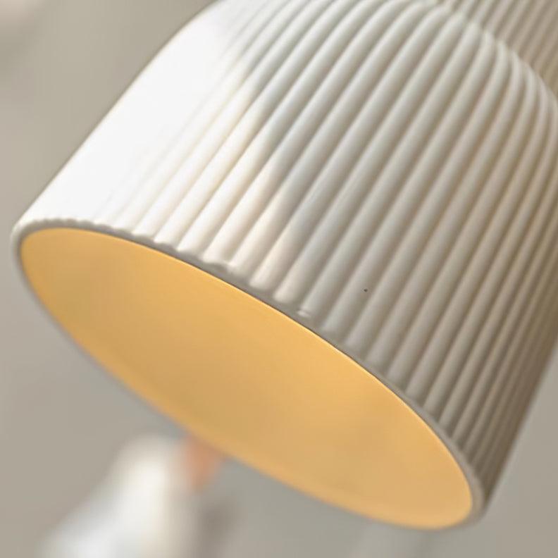 Lampada a sospensione in ceramica con paralume striato, cinghia in pelle e finitura ottone moderna