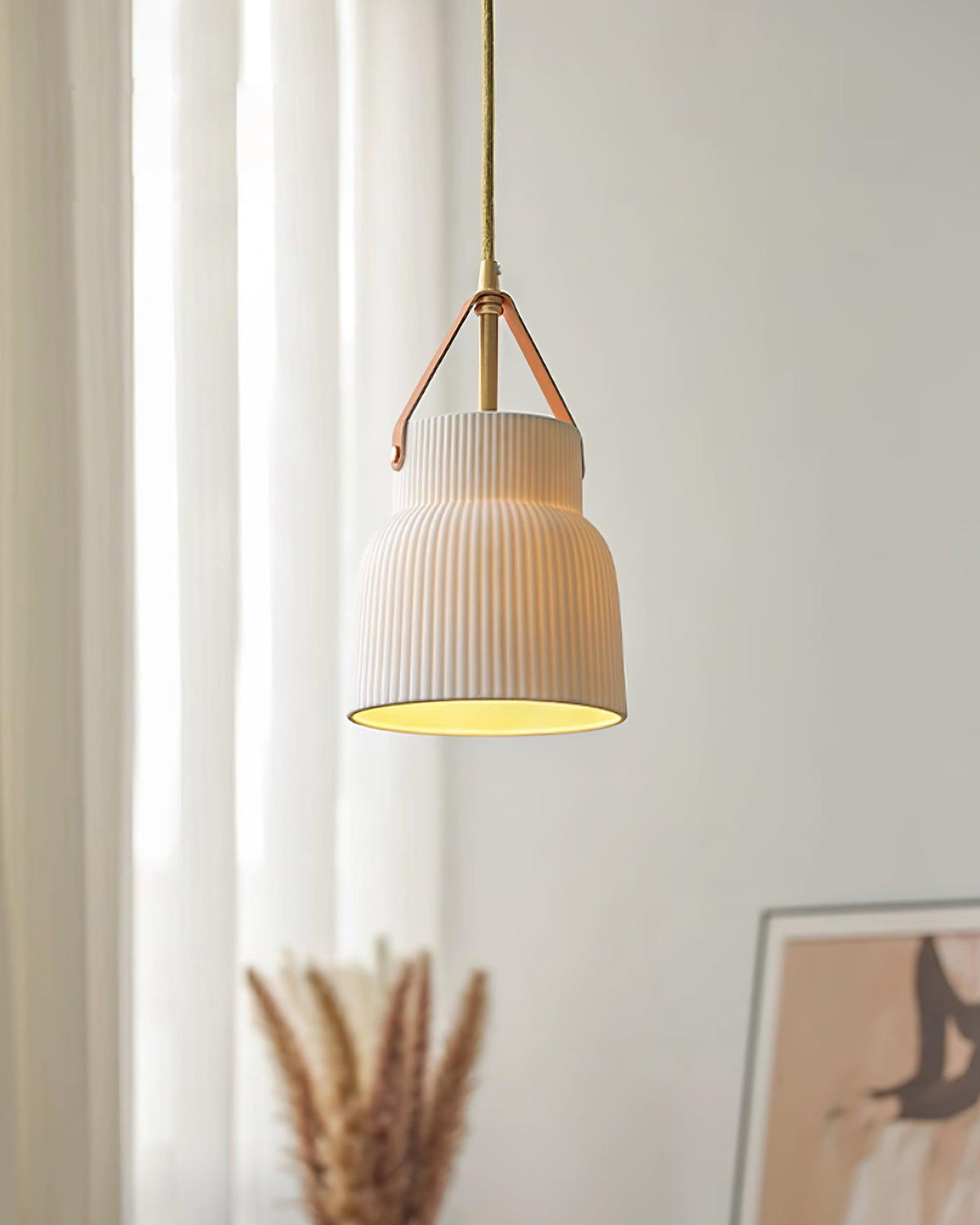 Lampada a sospensione in ceramica con paralume striato, cinghia in pelle e finitura ottone moderna