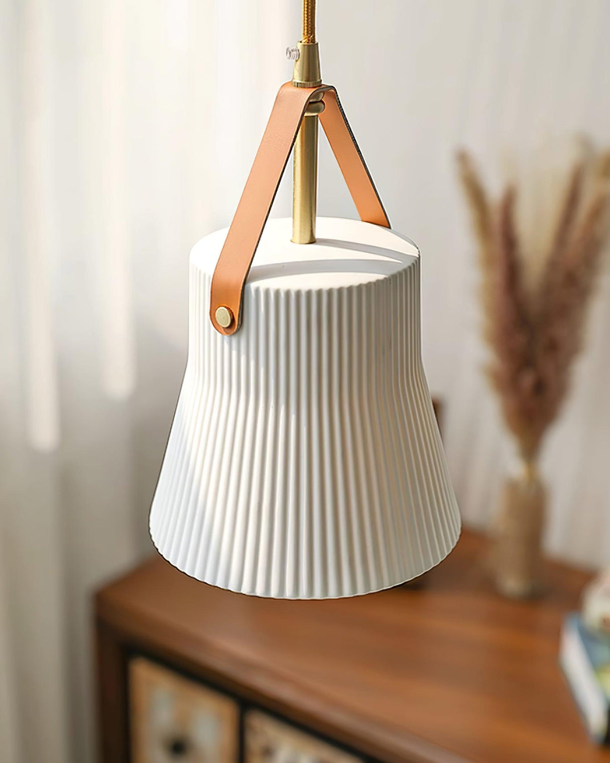Lampada a sospensione in ceramica con paralume striato, cinghia in pelle e finitura ottone moderna