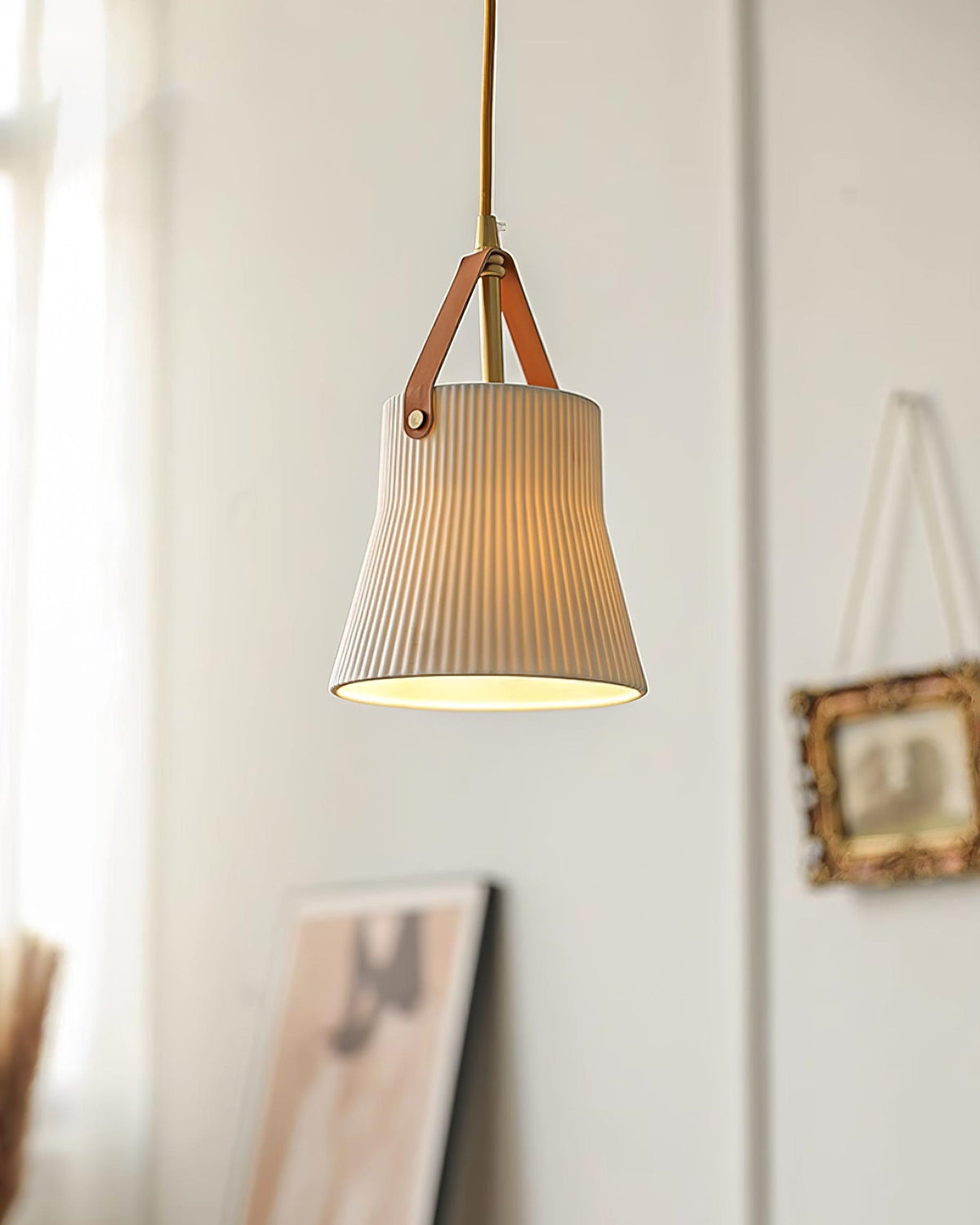 Lampada a sospensione in ceramica con paralume striato, cinghia in pelle e finitura ottone moderna