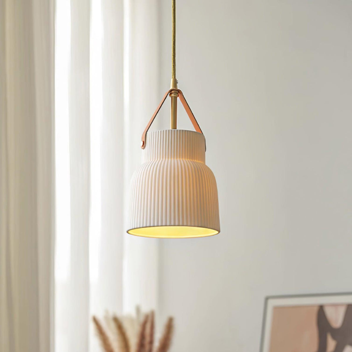 Lampada a sospensione in ceramica con paralume striato, cinghia in pelle e finitura ottone moderna