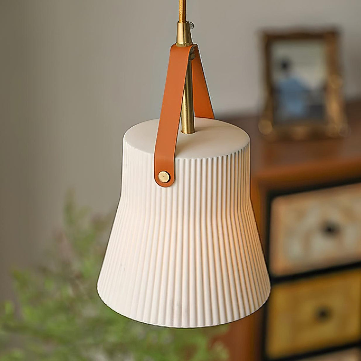 Lampada a sospensione in ceramica con paralume striato, cinghia in pelle e finitura ottone moderna