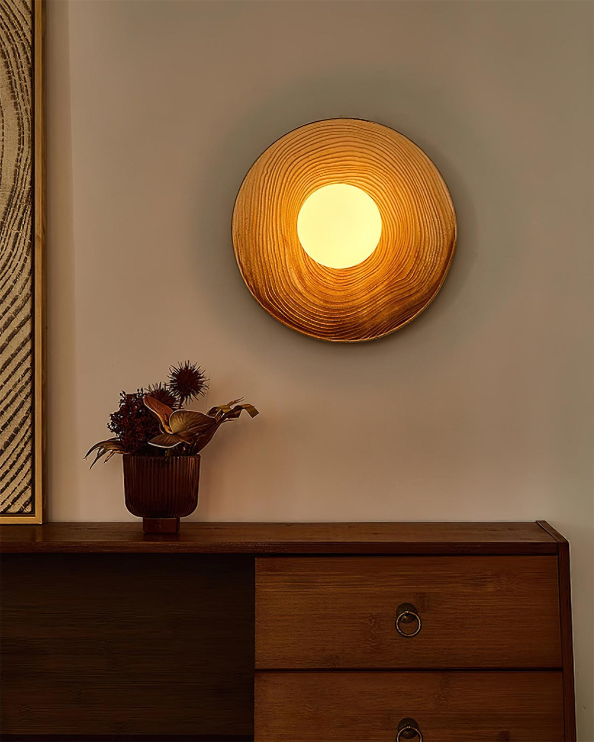 Lampada da parete in ceramica testurizzata con disco e dettagli in legno per ingresso moderno