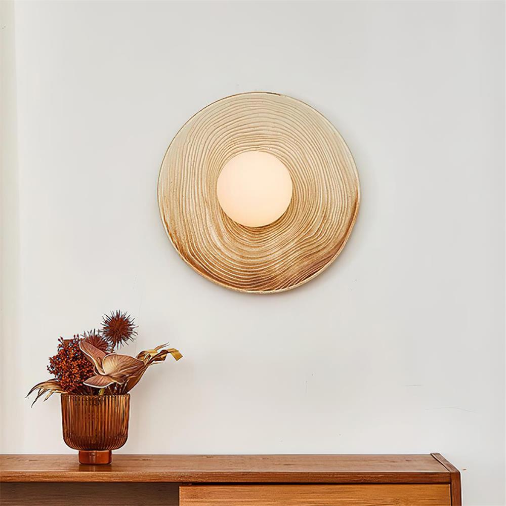 Lampada da parete in ceramica testurizzata con disco e dettagli in legno per ingresso moderno