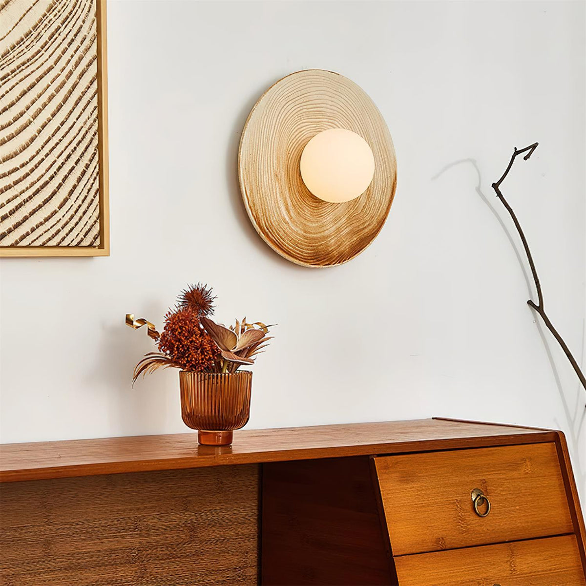 Lampada da parete in ceramica testurizzata con disco e dettagli in legno per ingresso moderno