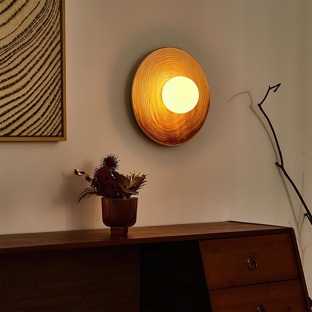 Lampada da parete in ceramica testurizzata con disco e dettagli in legno per ingresso moderno
