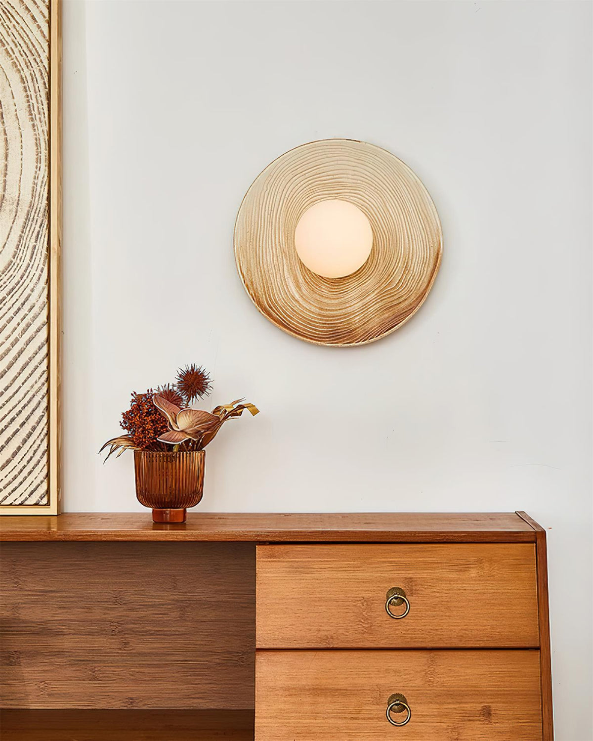 Lampada da parete in ceramica testurizzata con disco e dettagli in legno per ingresso moderno