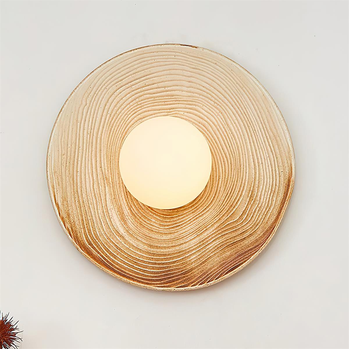 Lampada da parete in ceramica testurizzata con disco e dettagli in legno per ingresso moderno
