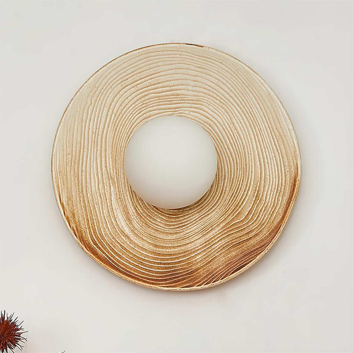 Lampada da parete in ceramica testurizzata con disco e dettagli in legno per ingresso moderno