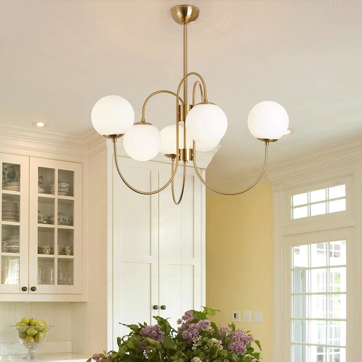 Auruaria lampadario ottone Bracci Curvi sfere Opaline elegante per soggiorno a grappolo