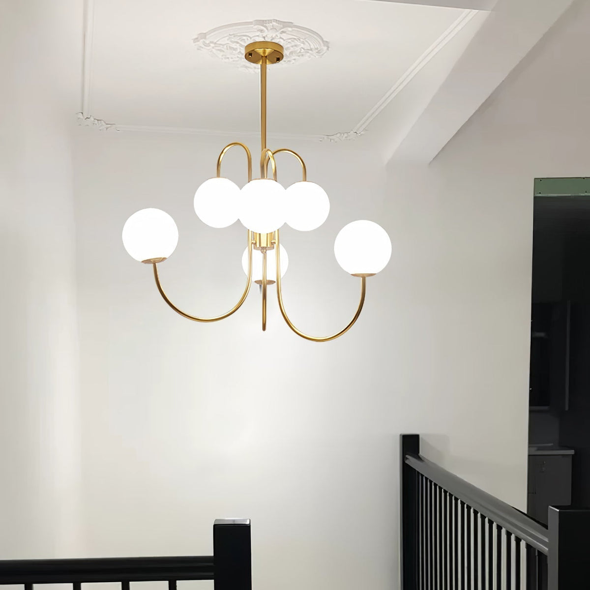 Auruaria lampadario ottone Bracci Curvi sfere Opaline elegante per soggiorno a grappolo