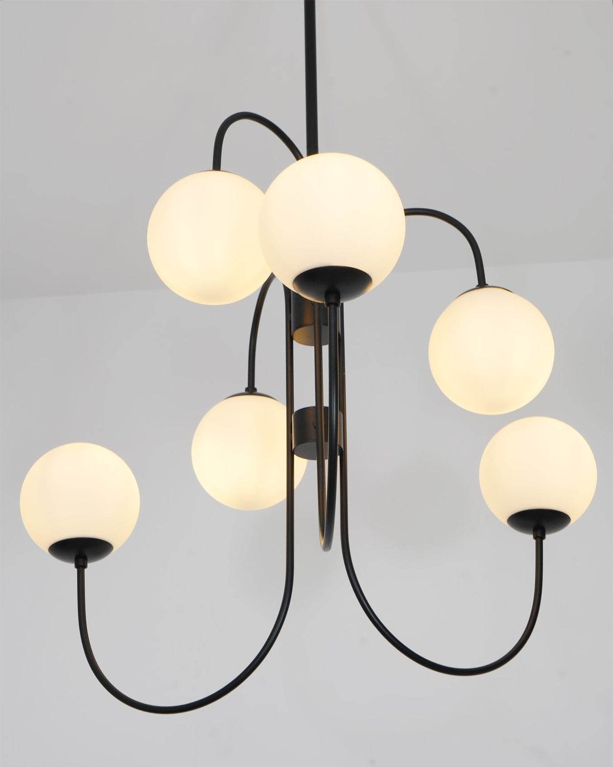 Auruaria lampadario ottone Bracci Curvi sfere Opaline elegante per soggiorno a grappolo