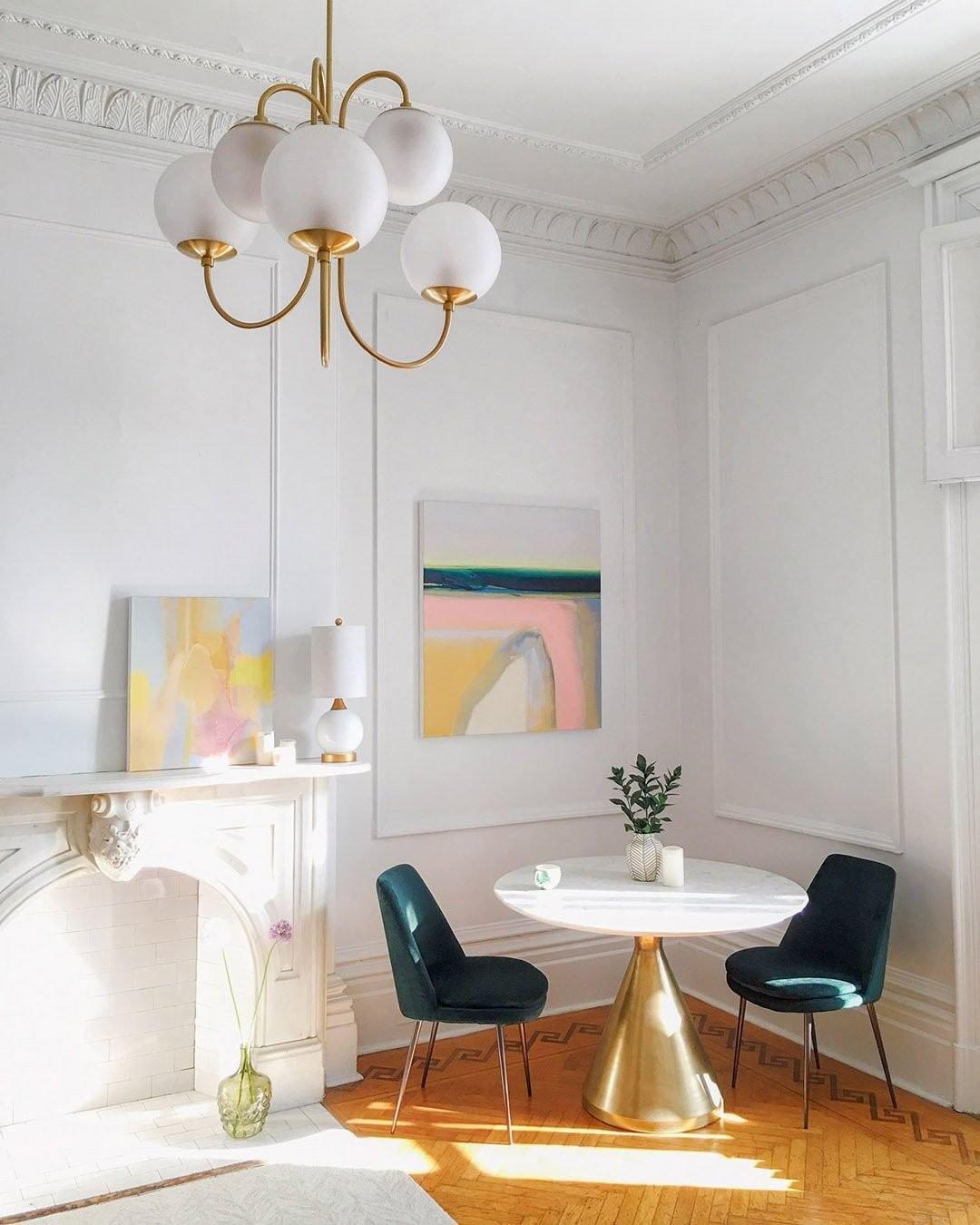 Auruaria lampadario ottone Bracci Curvi sfere Opaline elegante per soggiorno a grappolo