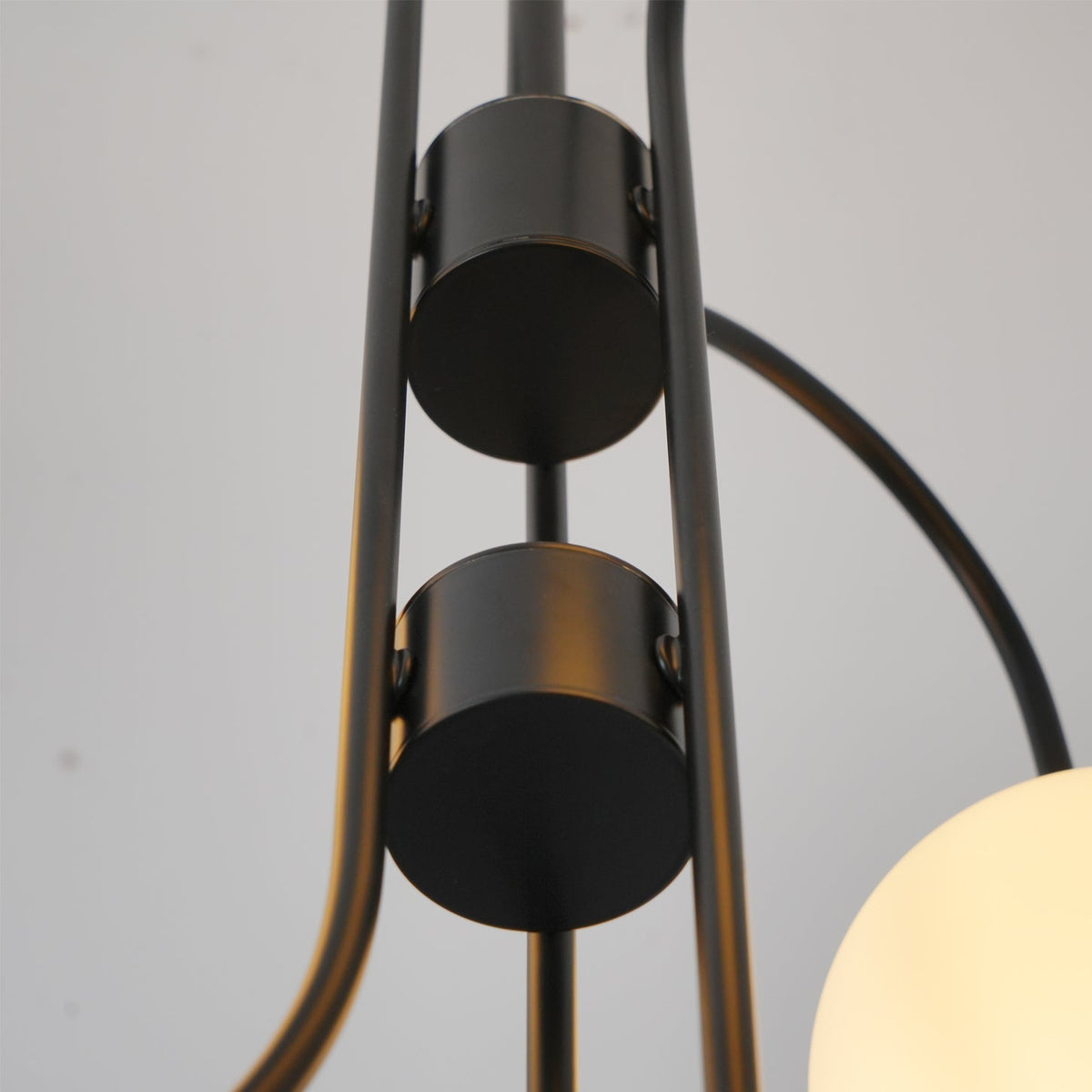 Auruaria lampadario ottone Bracci Curvi sfere Opaline elegante per soggiorno a grappolo