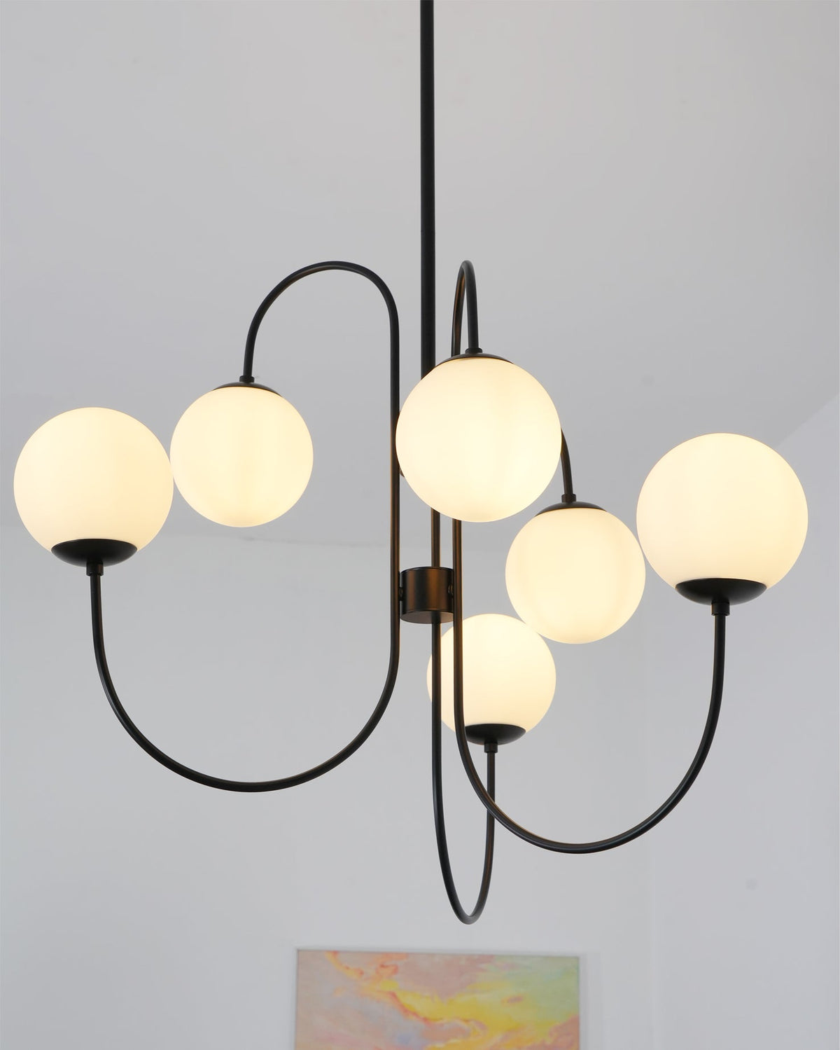 Auruaria lampadario ottone Bracci Curvi sfere Opaline elegante per soggiorno a grappolo