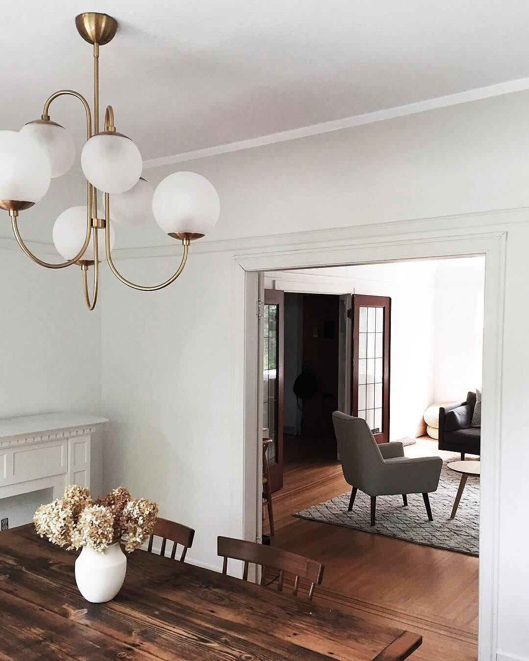 Auruaria lampadario ottone Bracci Curvi sfere Opaline elegante per soggiorno a grappolo