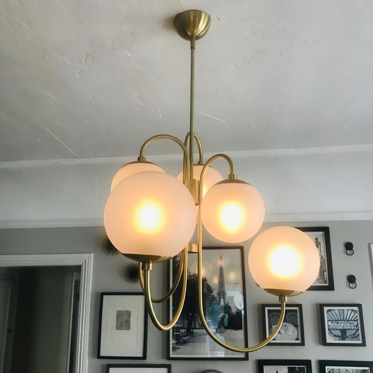 Auruaria lampadario ottone Bracci Curvi sfere Opaline elegante per soggiorno a grappolo