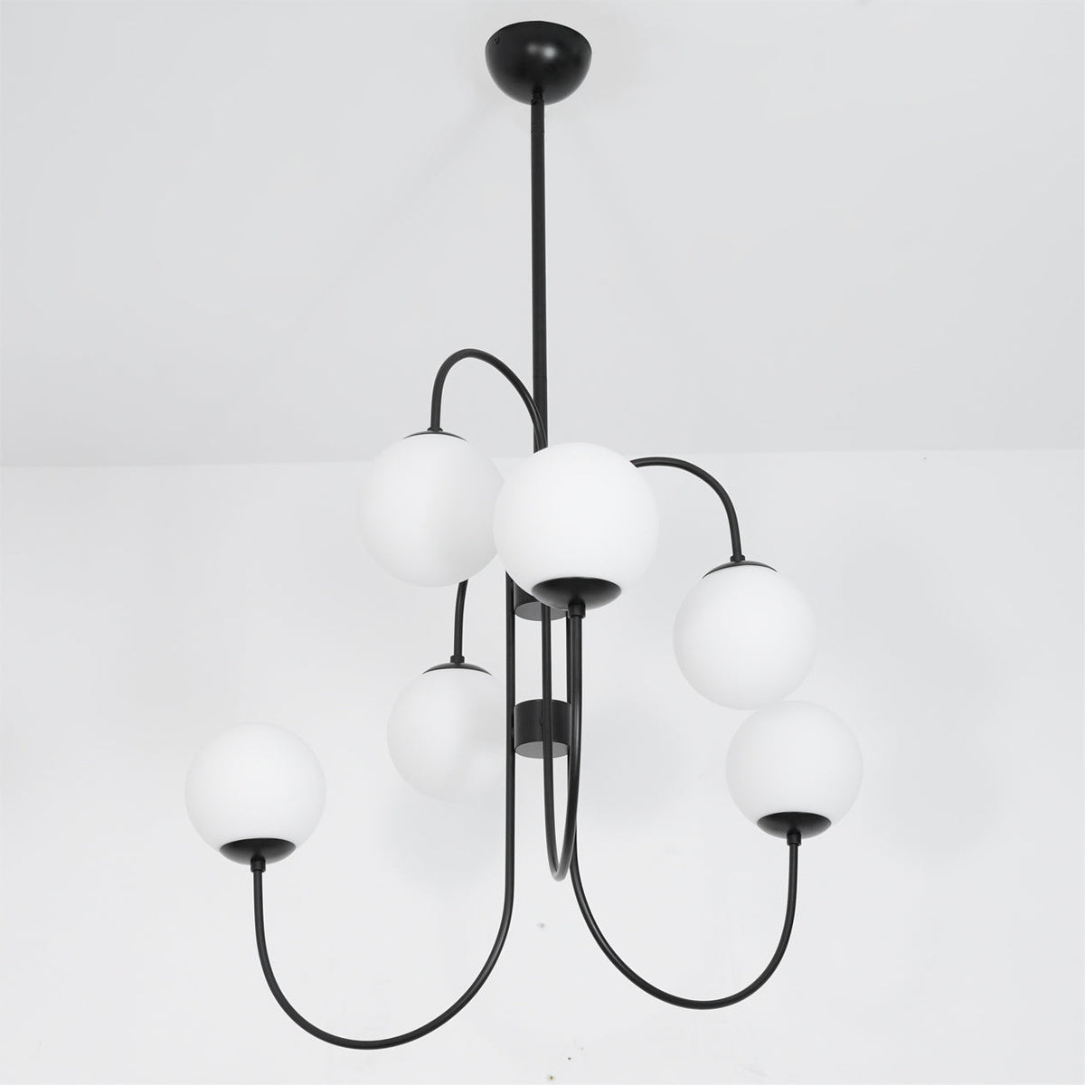 Auruaria lampadario ottone Bracci Curvi sfere Opaline elegante per soggiorno a grappolo