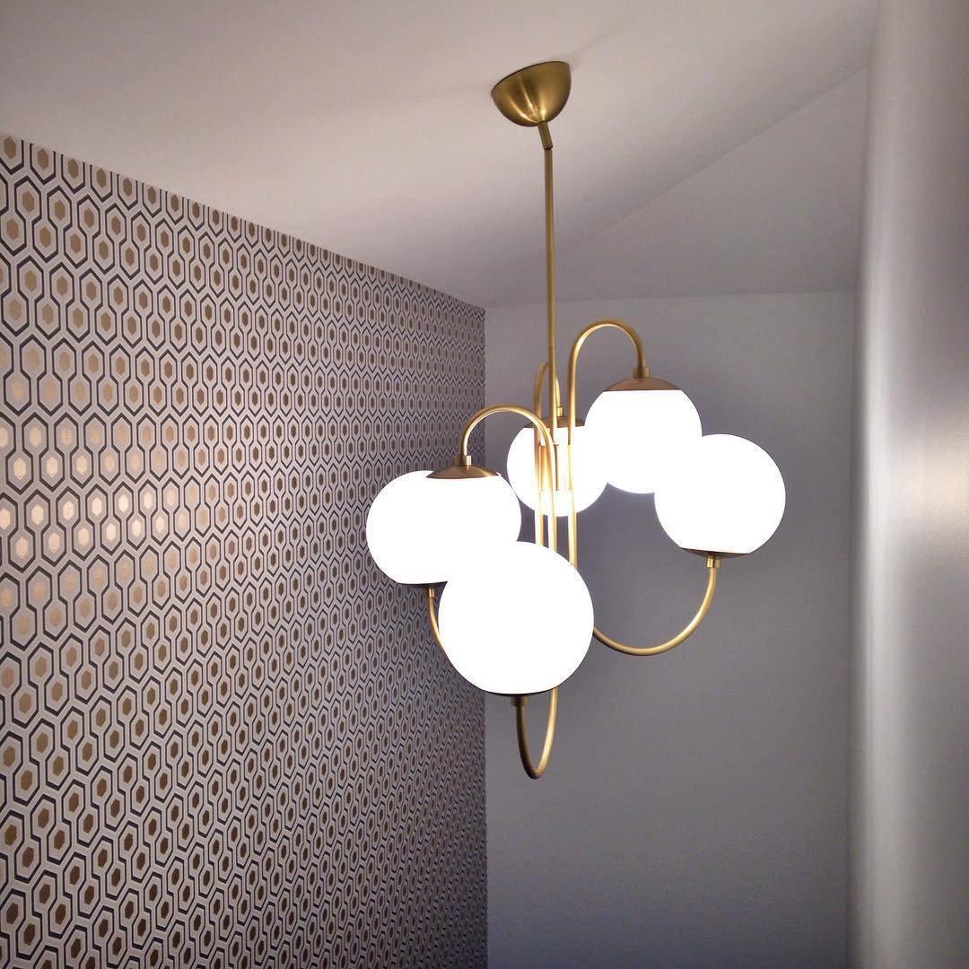 Auruaria lampadario ottone Bracci Curvi sfere Opaline elegante per soggiorno a grappolo