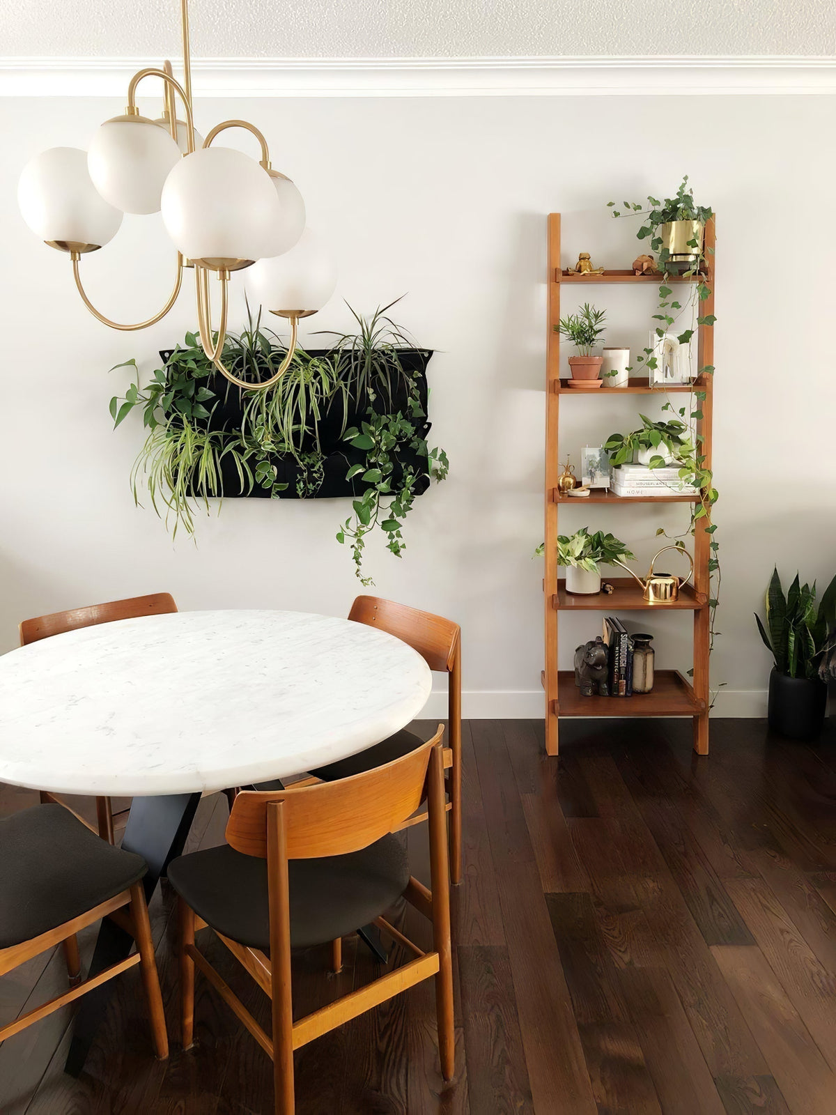 Auruaria lampadario ottone Bracci Curvi sfere Opaline elegante per soggiorno a grappolo