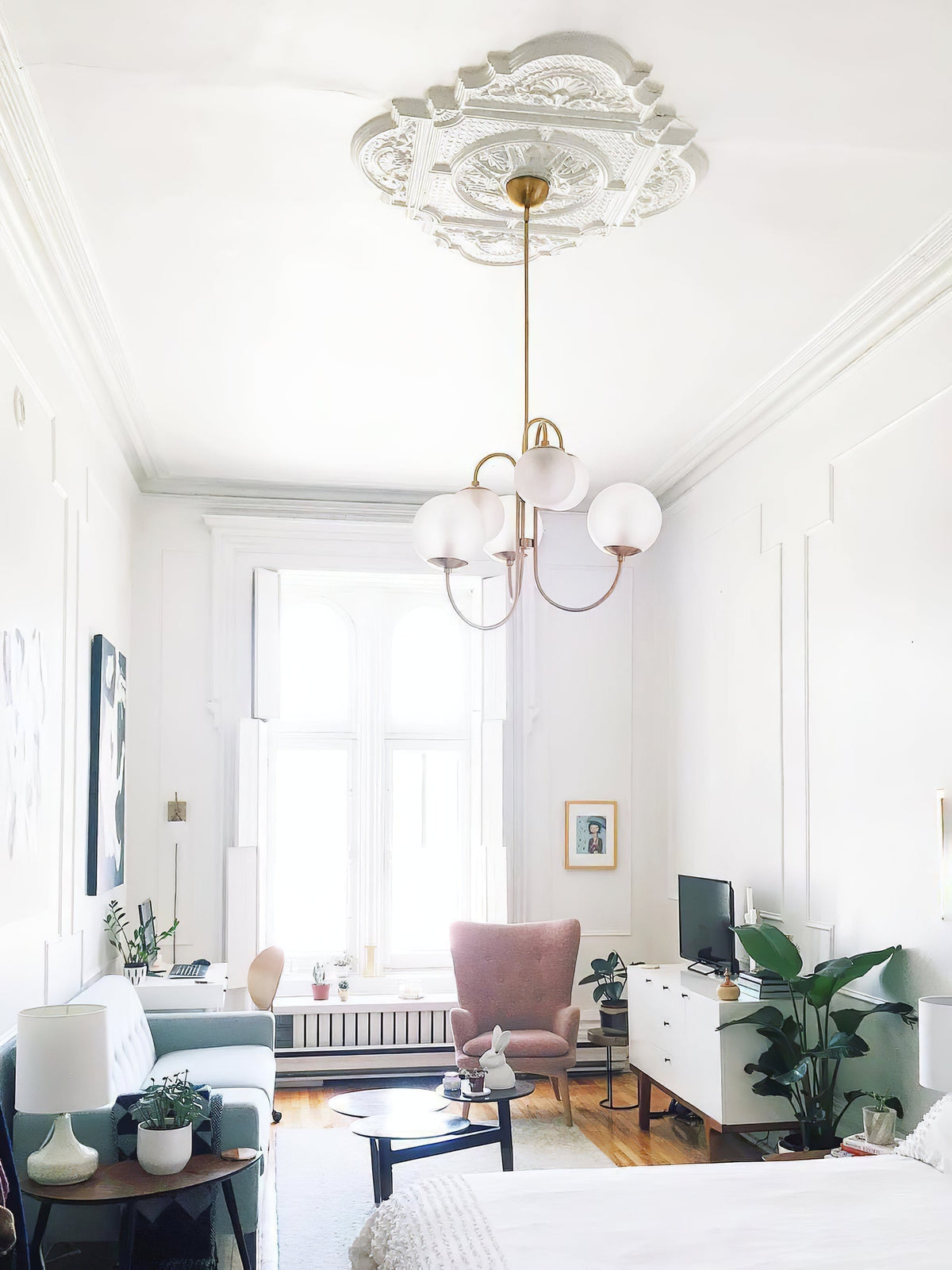 Auruaria lampadario ottone Bracci Curvi sfere Opaline elegante per soggiorno a grappolo