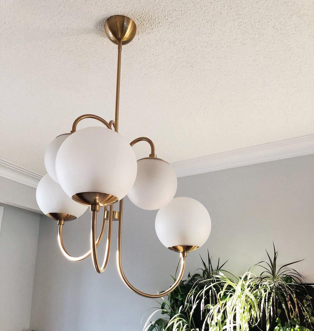 Auruaria lampadario ottone Bracci Curvi sfere Opaline elegante per soggiorno a grappolo