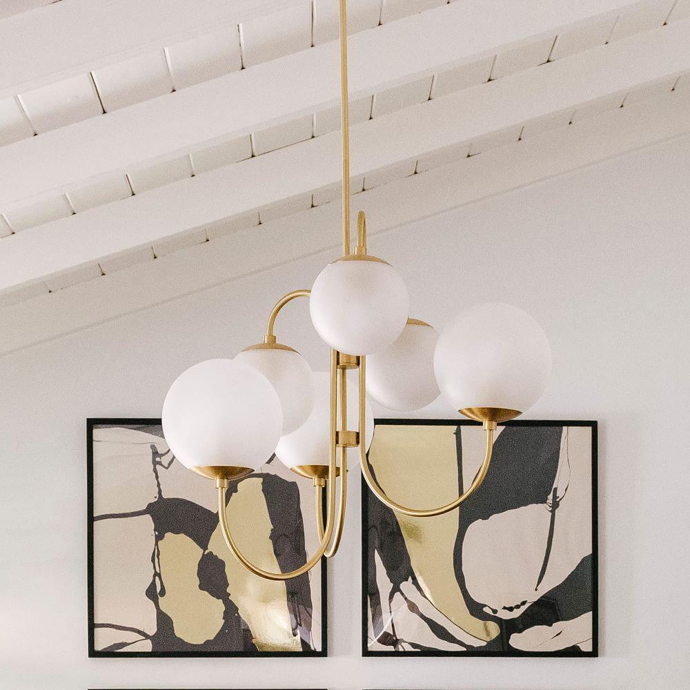Auruaria lampadario ottone Bracci Curvi sfere Opaline elegante per soggiorno a grappolo