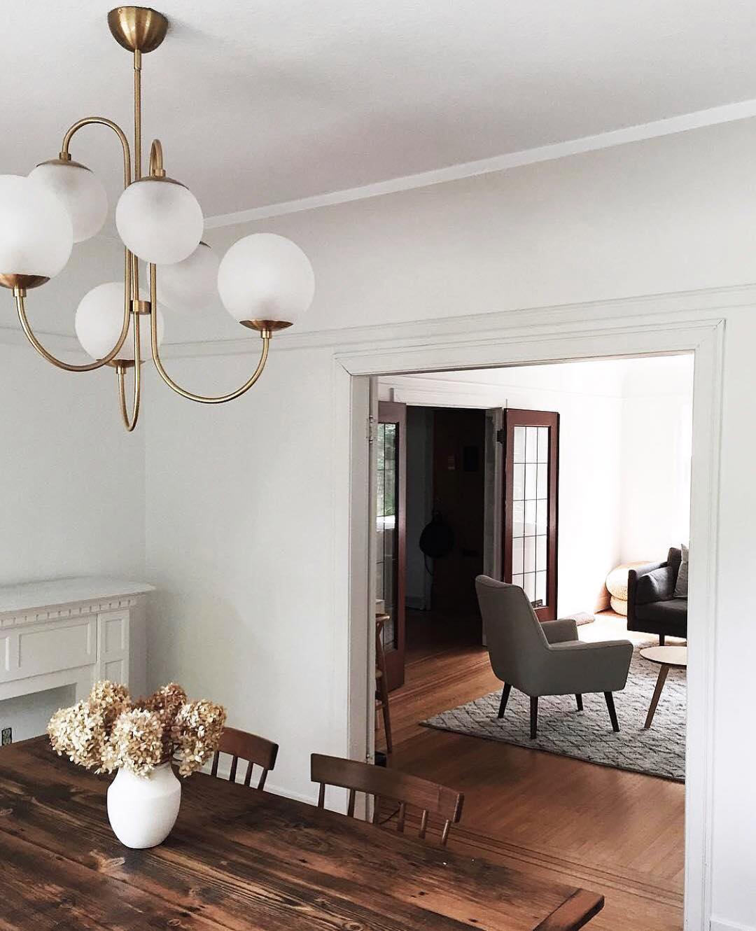 Auruaria lampadario ottone Bracci Curvi sfere Opaline elegante per soggiorno a grappolo
