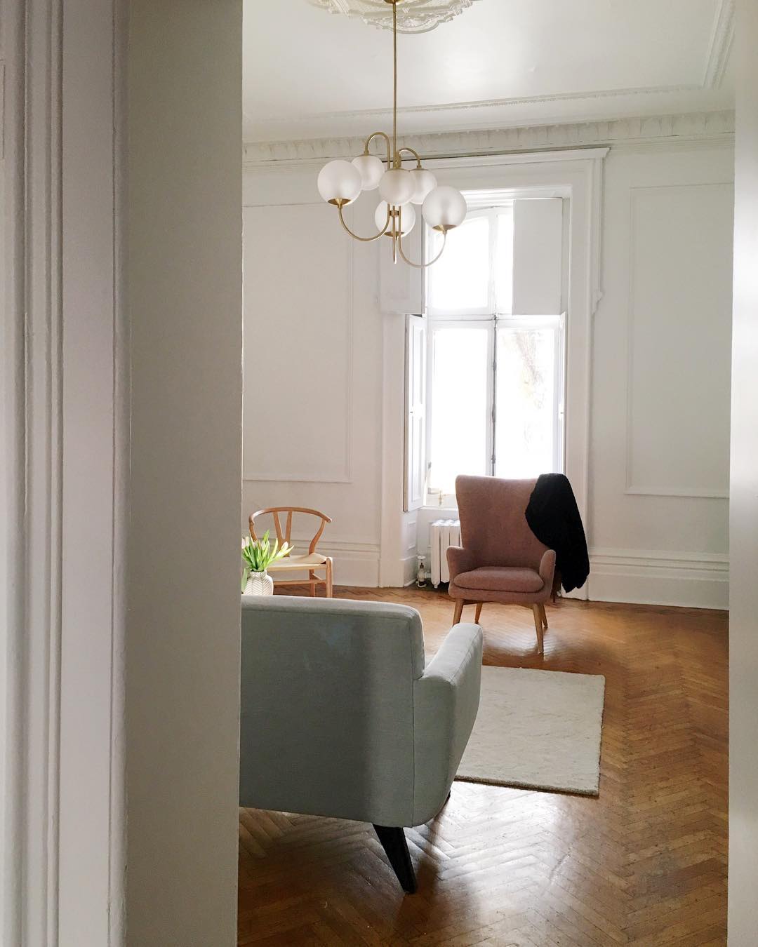 Auruaria lampadario ottone Bracci Curvi sfere Opaline elegante per soggiorno a grappolo