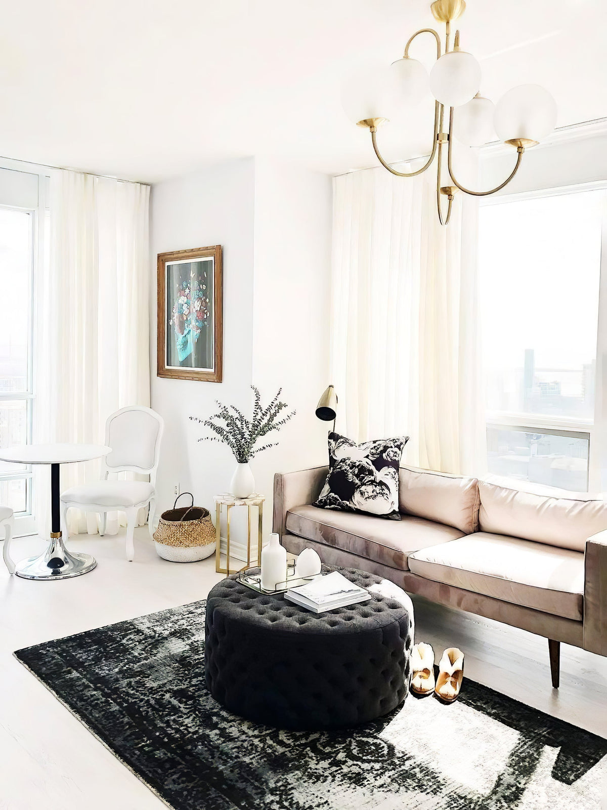 Auruaria lampadario ottone Bracci Curvi sfere Opaline elegante per soggiorno a grappolo