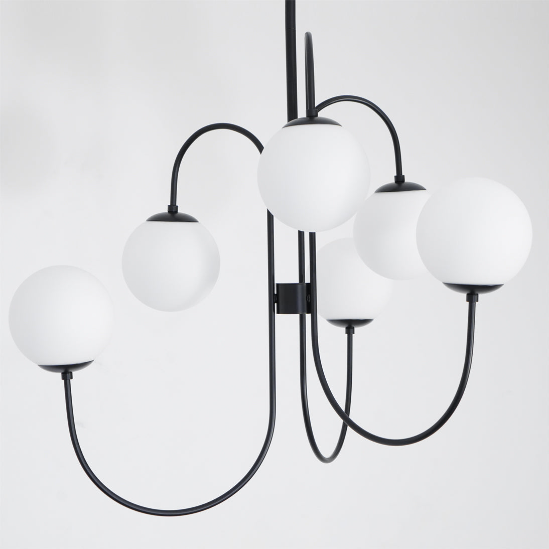 Auruaria lampadario ottone Bracci Curvi sfere Opaline elegante per soggiorno a grappolo