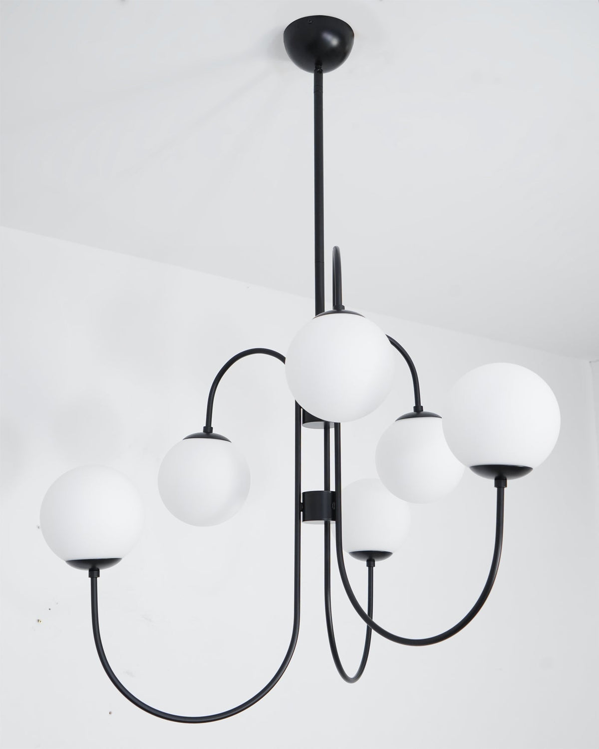 Auruaria lampadario ottone Bracci Curvi sfere Opaline elegante per soggiorno a grappolo