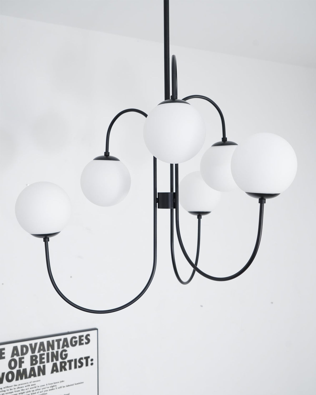 Auruaria lampadario ottone Bracci Curvi sfere Opaline elegante per soggiorno a grappolo