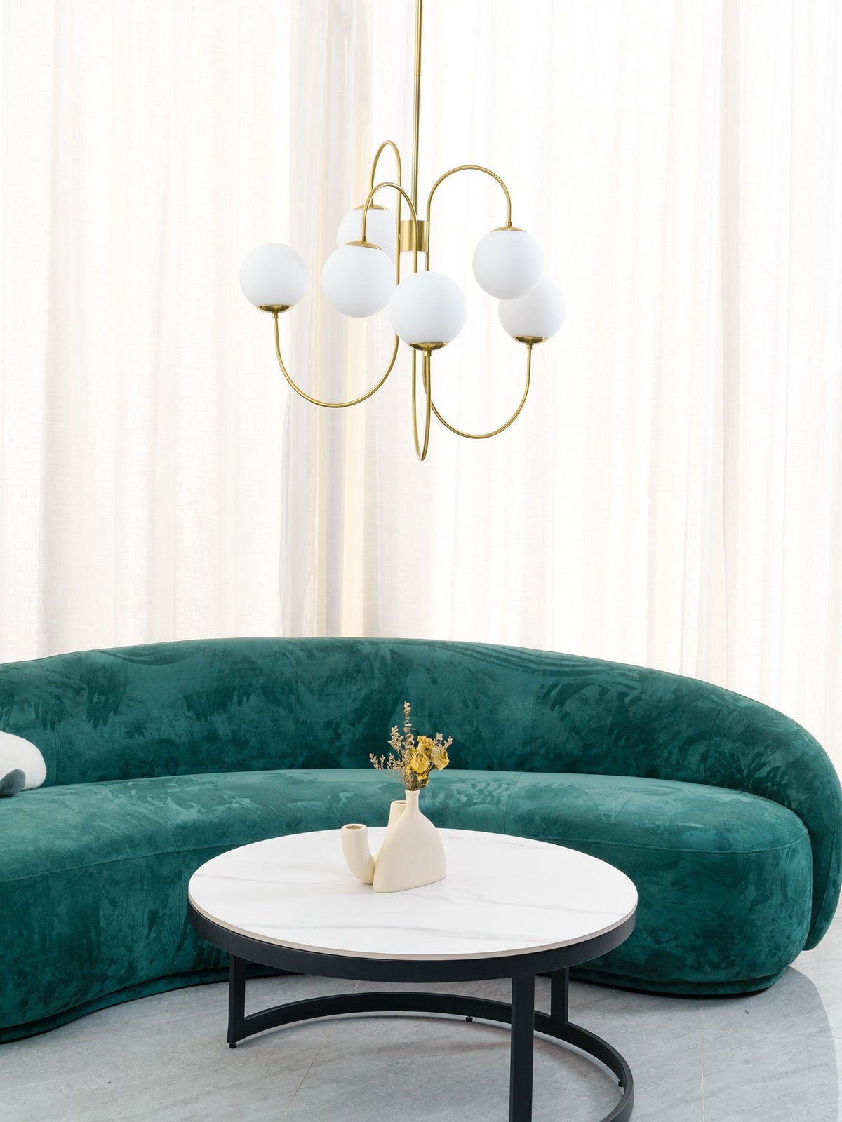 Auruaria lampadario ottone Bracci Curvi sfere Opaline elegante per soggiorno a grappolo