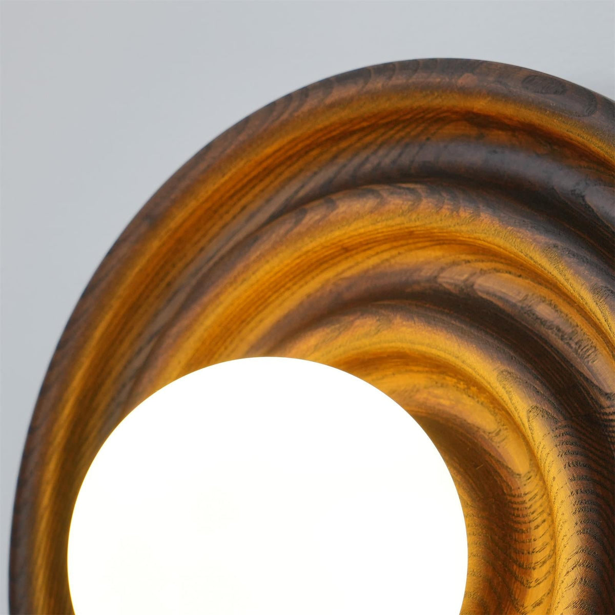 Aldinise lampada da parete Ripple con Corpo in legno di Faggio e Paralume Sferico in vetro