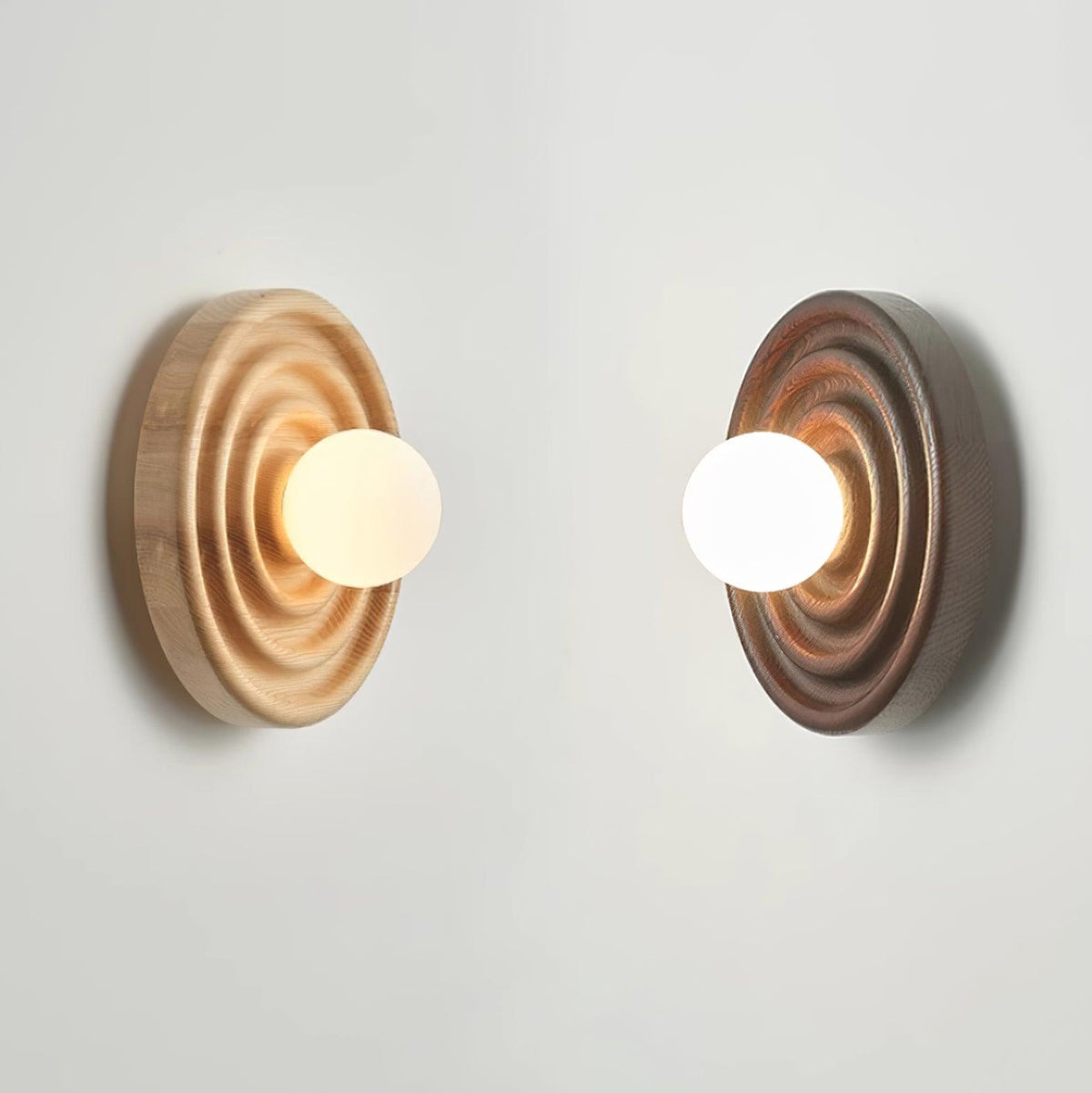 Aldinise lampada da parete Ripple con Corpo in legno di Faggio e Paralume Sferico in vetro