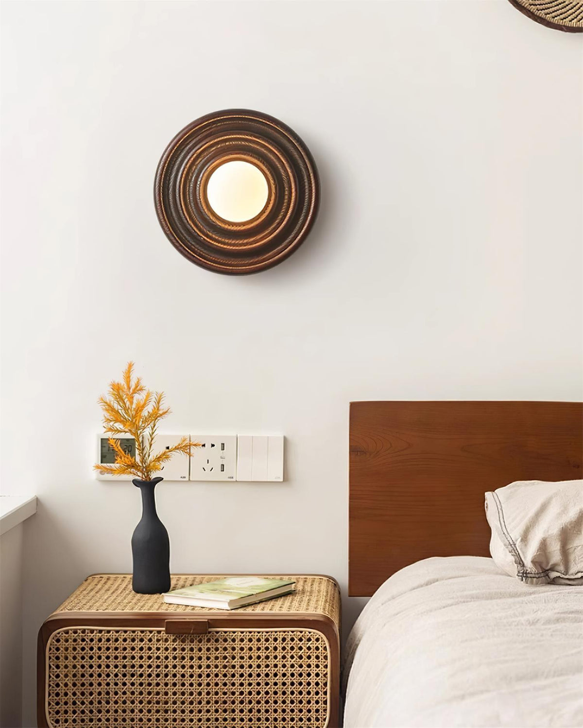 Aldinise lampada da parete Ripple con Corpo in legno di Faggio e Paralume Sferico in vetro