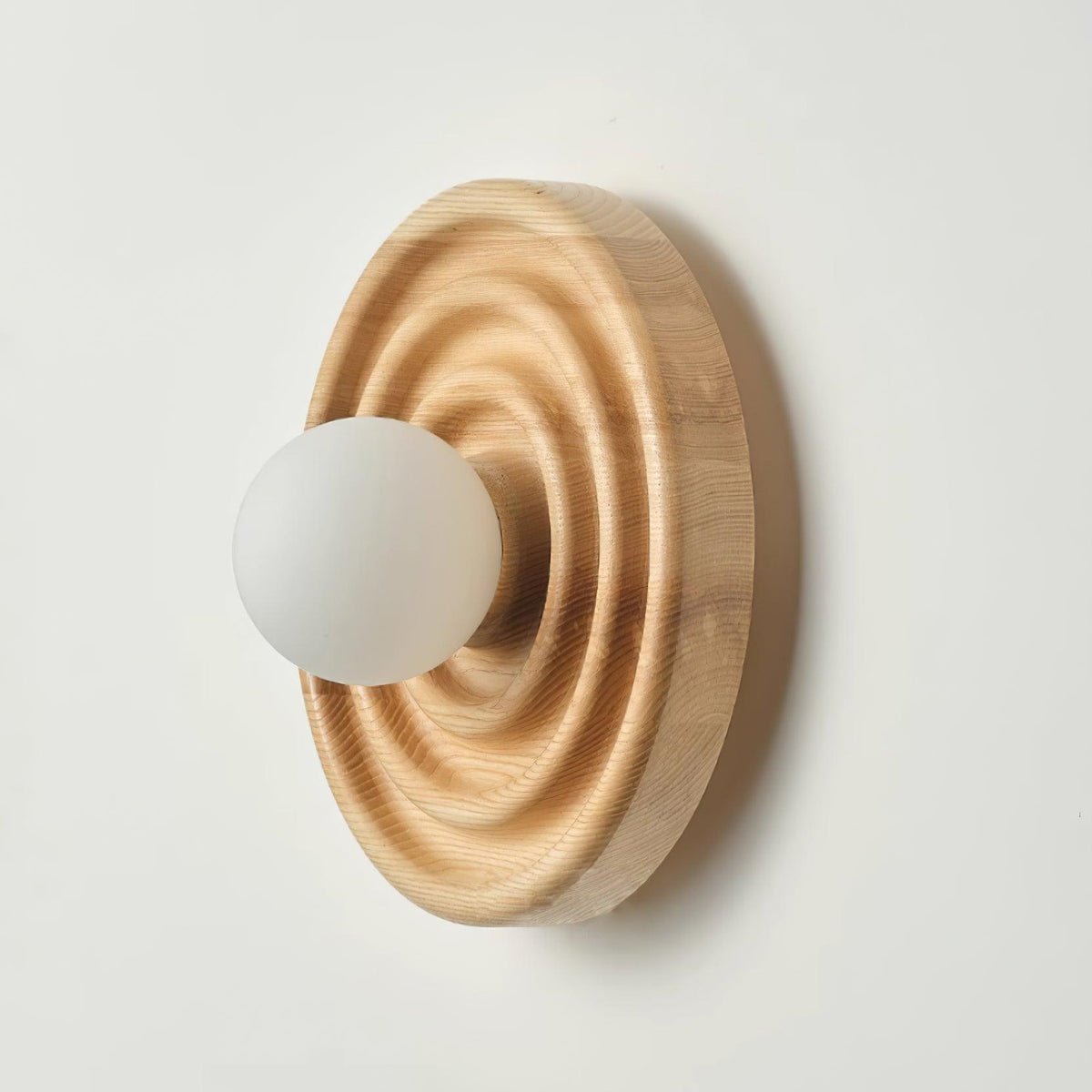Aldinise lampada da parete Ripple con Corpo in legno di Faggio e Paralume Sferico in vetro