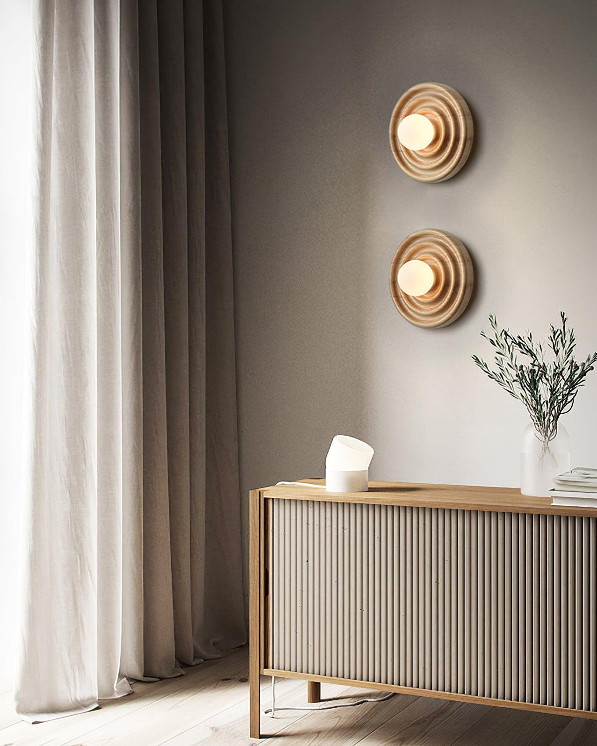 Aldinise lampada da parete Ripple con Corpo in legno di Faggio e Paralume Sferico in vetro