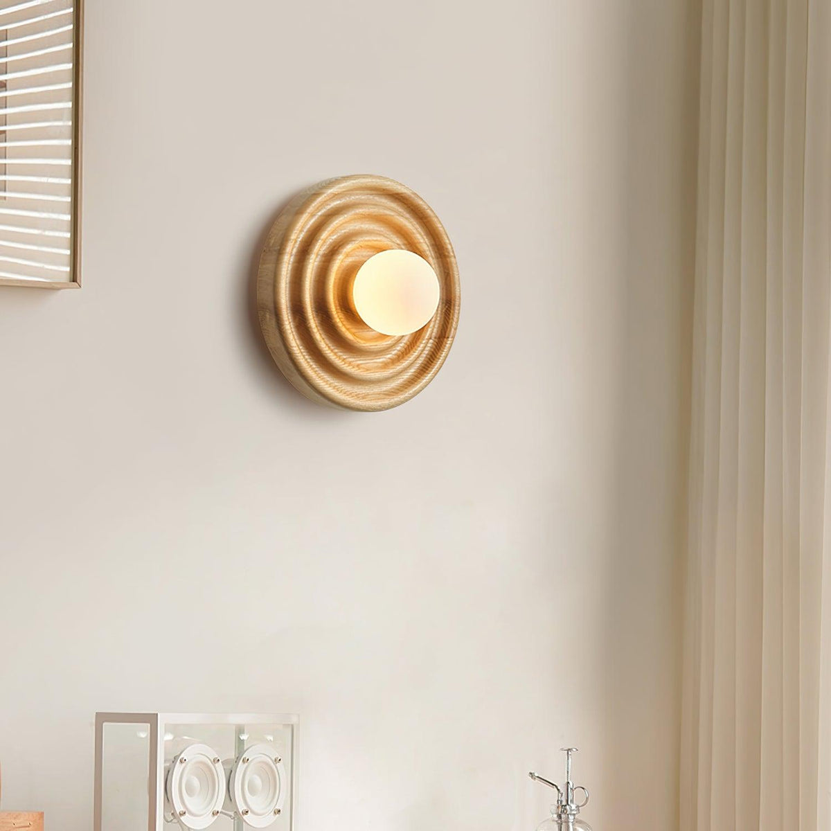 Aldinise lampada da parete Ripple con Corpo in legno di Faggio e Paralume Sferico in vetro
