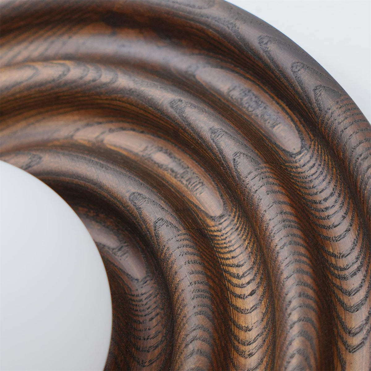 Aldinise lampada da parete Ripple con Corpo in legno di Faggio e Paralume Sferico in vetro