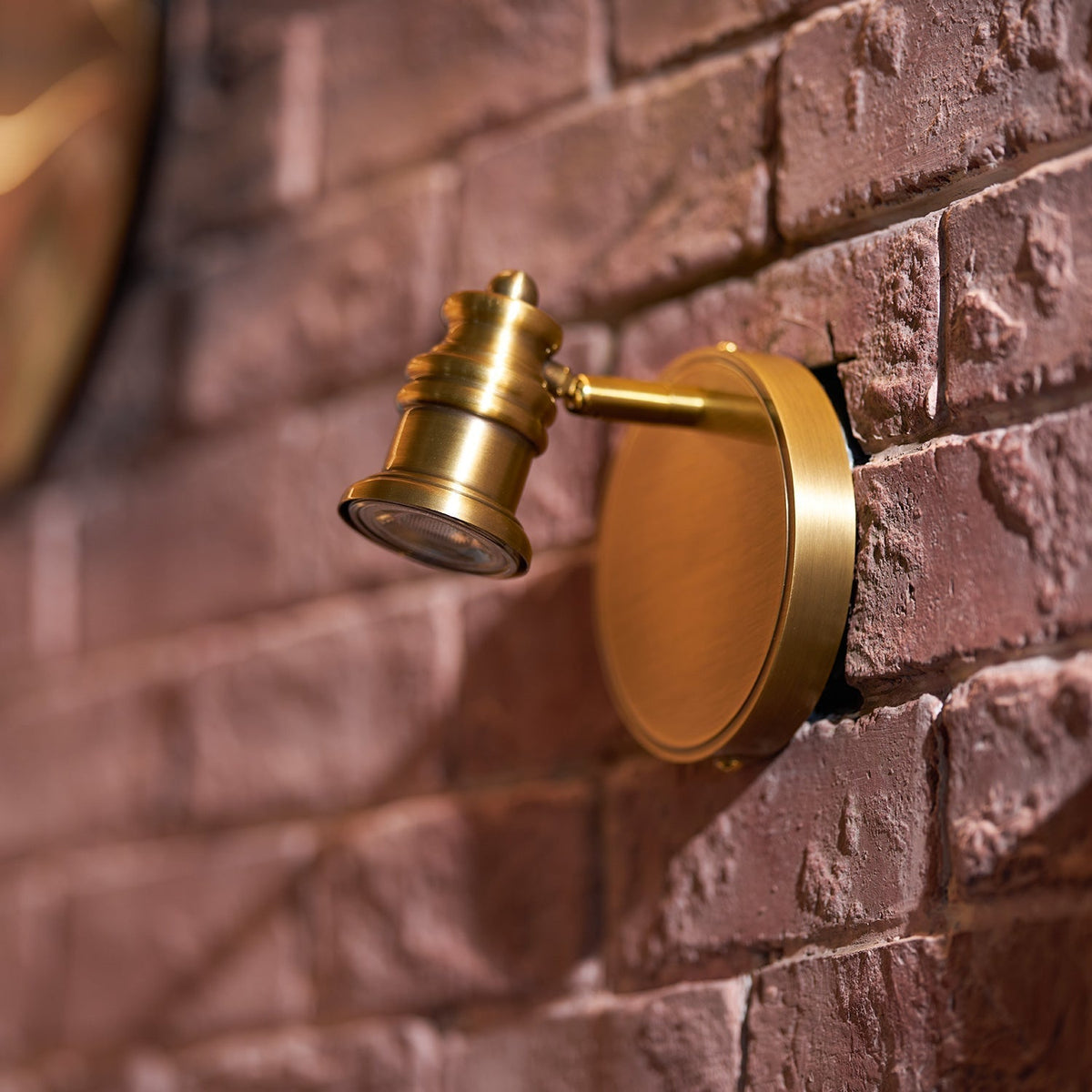 Corten applique in ottone