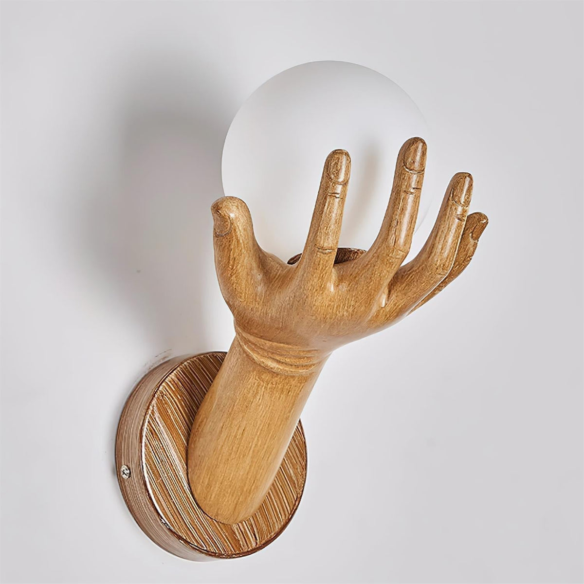 Lampada da parete corpo in polimero forma a mano paralume sfera effetto legno