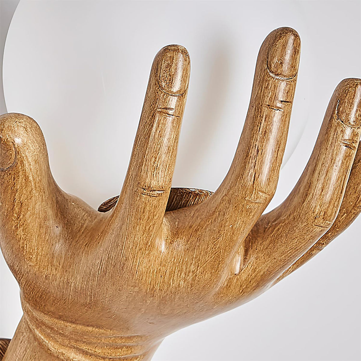 Lampada da parete corpo in polimero forma a mano paralume sfera effetto legno