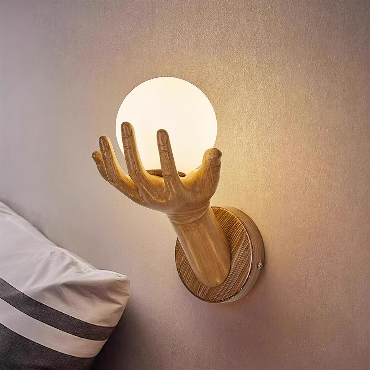 Lampada da parete corpo in polimero forma a mano paralume sfera effetto legno