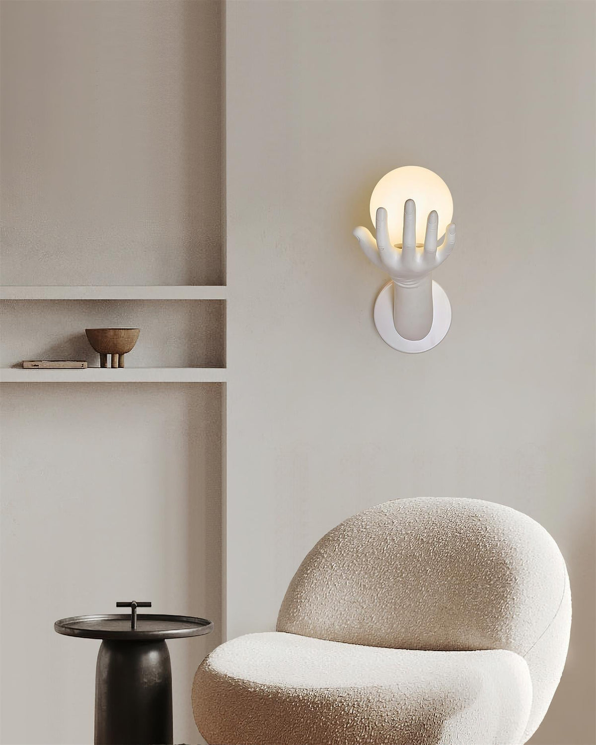 Lampada da parete corpo in polimero forma a mano paralume sfera effetto legno