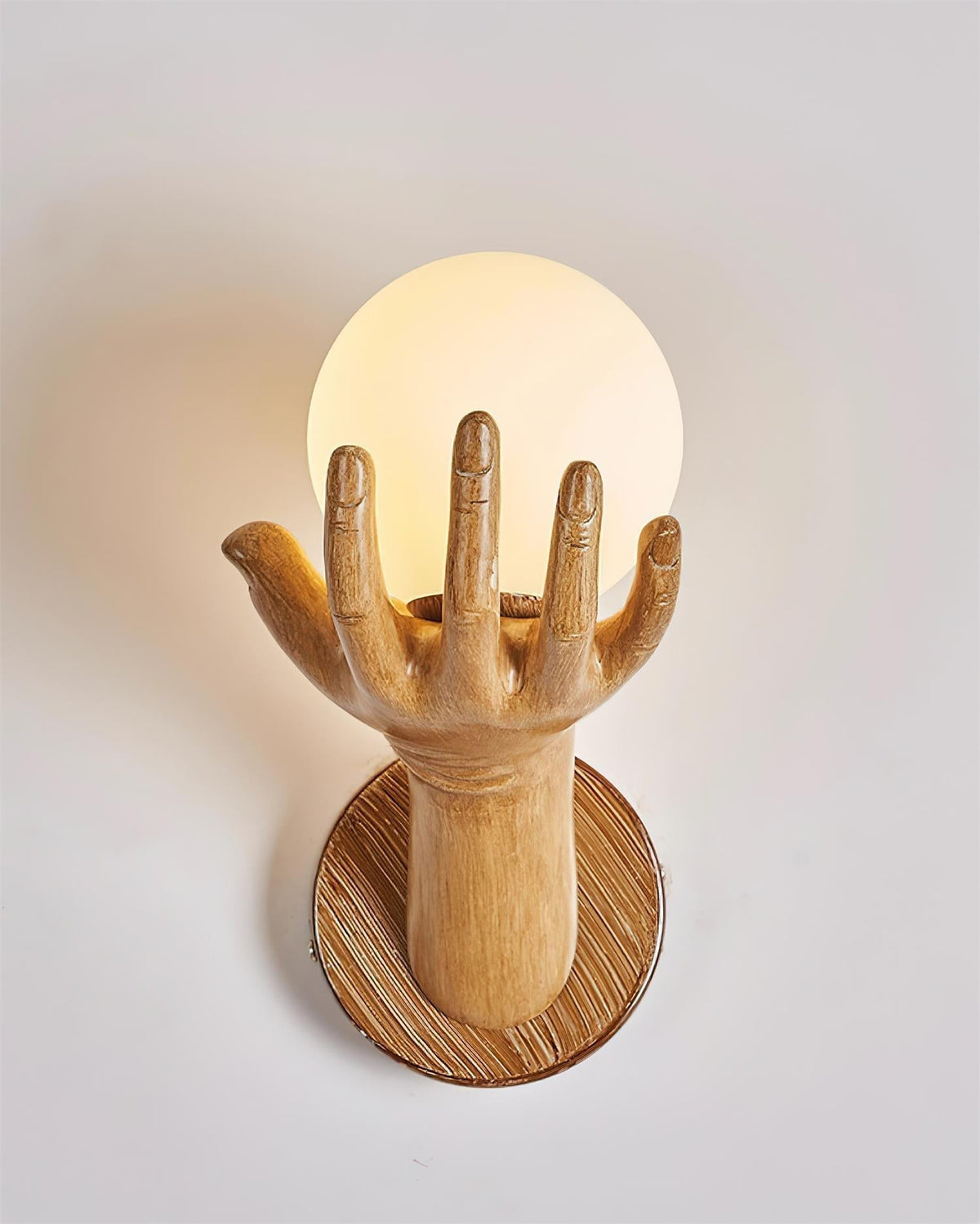 Lampada da parete corpo in polimero forma a mano paralume sfera effetto legno