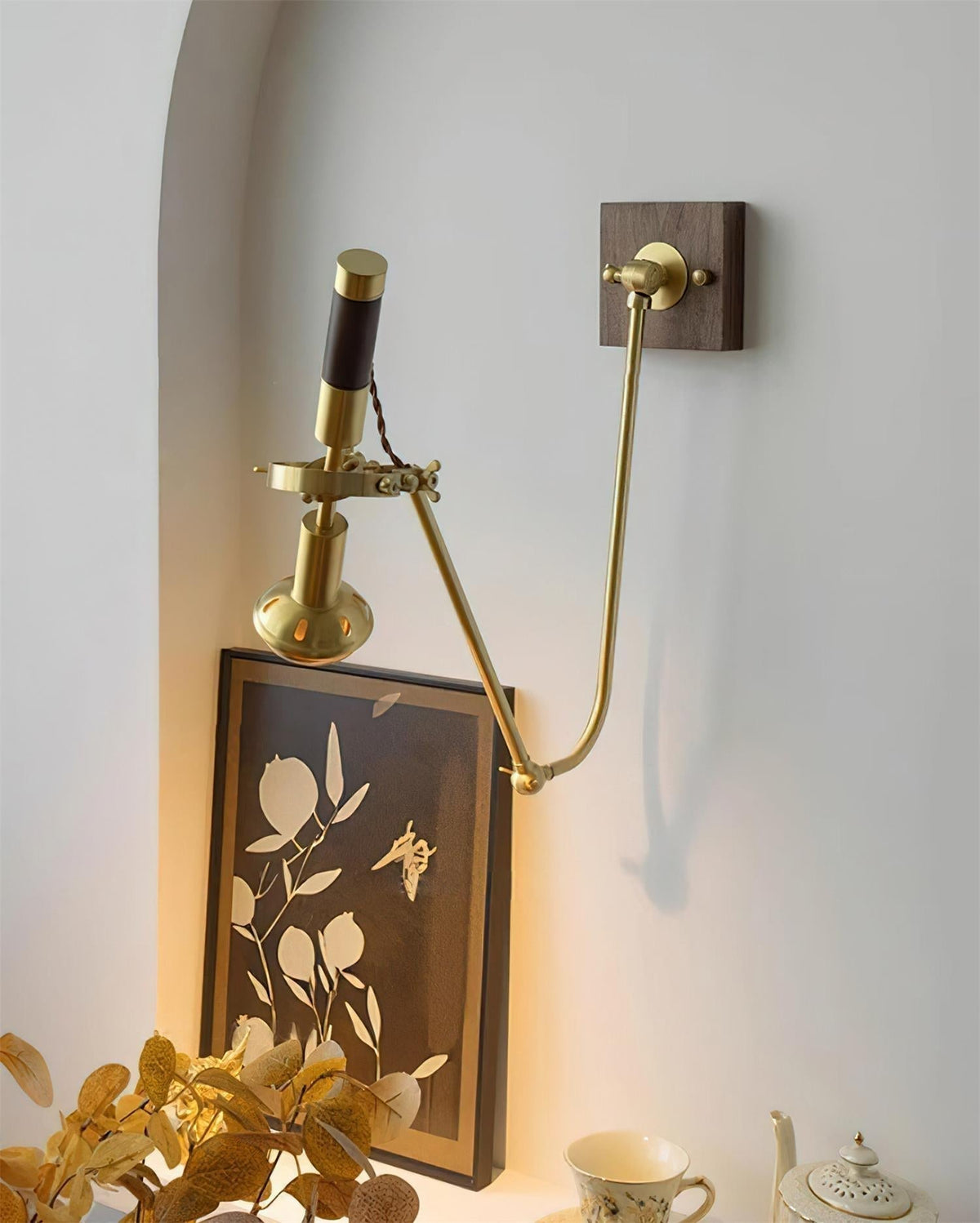 Lampada da parete regolabile in ottone con finitura noce, stile vintage e spot industriale